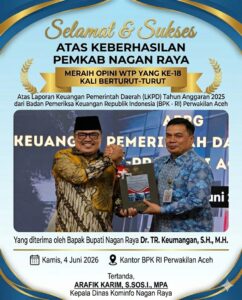 Dua pejabat Pemerintah Kabupaten Nagan Raya berjabat tangan sambil memegang piagam penghargaan dari BPK RI Perwakilan Aceh, dengan latar poster ucapan selamat atas keberhasilan meraih opini WTP ke-18 secara berturut-turut.
