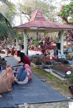 Tradisi Ambengan di Pemakaman Desa Bagelen Sambut Tahun Baru Islam dan HUT Desa ke-121