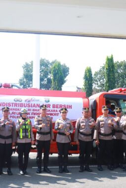 Sambut Hari Bhayangkara Ke-80, Kapolres Lampung Timur Lepas Distribusi Air Bersih untuk Warga Sukadana