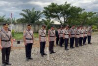 Kapolres Nagan Raya AKBP Dr. Benny Bathara memimpin upacara penghormatan dan tabur bunga di Taman Makam Pahlawan dalam rangka Hari Bhayangkara ke-80.