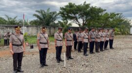 Kapolres Nagan Raya AKBP Dr. Benny Bathara memimpin upacara penghormatan dan tabur bunga di Taman Makam Pahlawan dalam rangka Hari Bhayangkara ke-80.