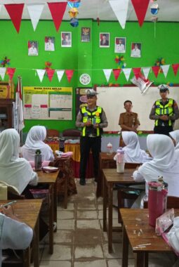 Polantas Karib Polres Lampung Timur Tanamkan Tertib Berlalu Lintas dan Stop Bullying