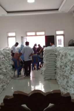 Data Penerima Bantuan Beras di Desa Sukaraja Dipersoalkan, Ada Dugaan Penerima Ganda